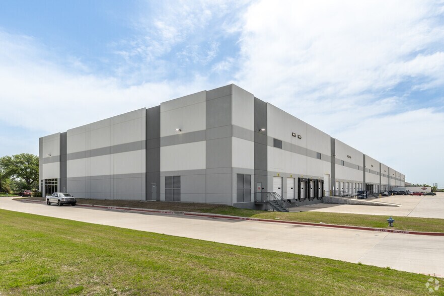 More Photos Of 2521-2529 Golden Bear Dr, Carrollton Distribution For Lease