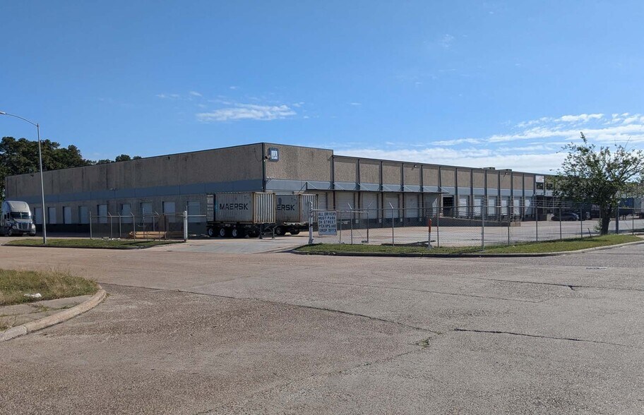 Primary Photo Of 9005 Spikewood Dr, Houston Distribution For Lease