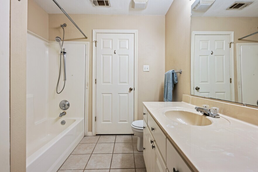 More Photos Of 5205 Hudson Bend Rd, Austin Light Manufacturing For Sale