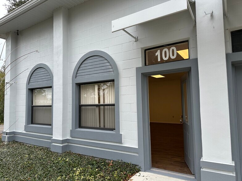 More Photos Of 221 Strawberry Oaks Dr, Orange City Light Manufacturing For Lease