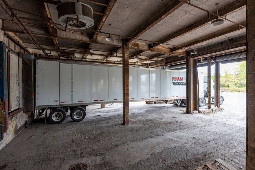 More Photos Of 246-250 E Fourth St, Mansfield Distribution For Lease