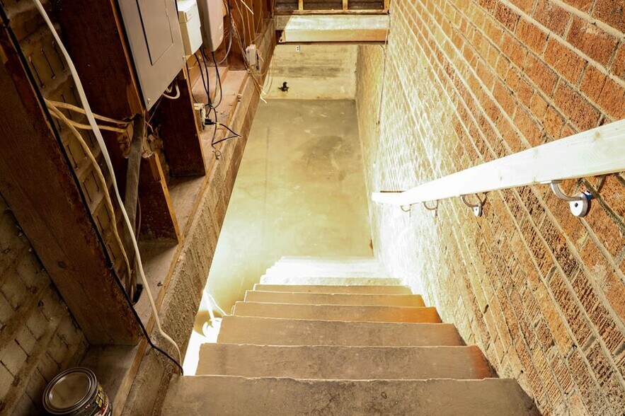 More Photos Of 122 N 3rd Ave, Chatsworth Office For Sale