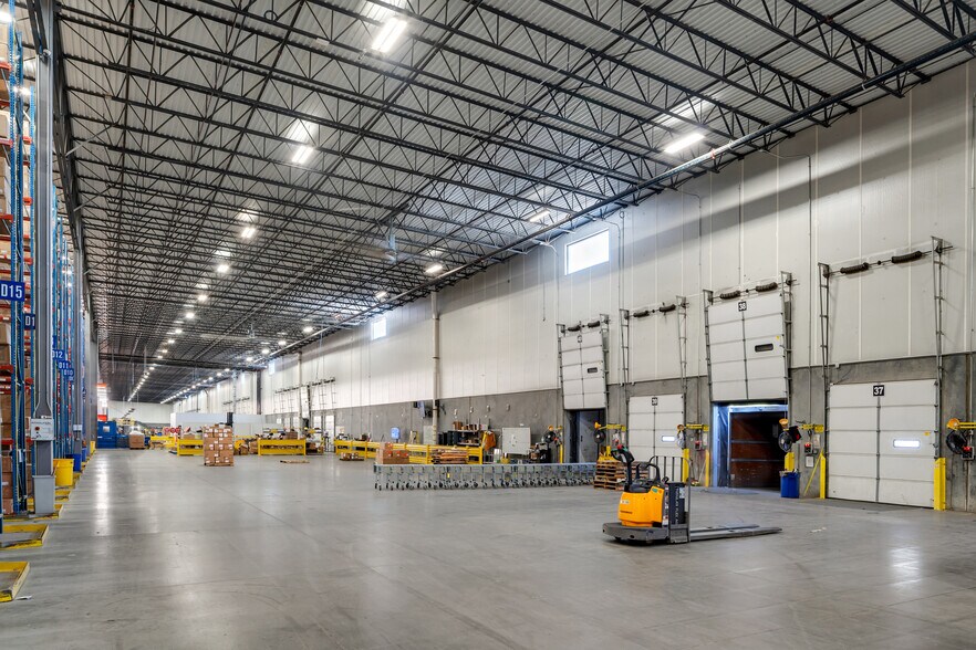 More Photos Of 7865 National Tpke, Louisville Distribution For Lease