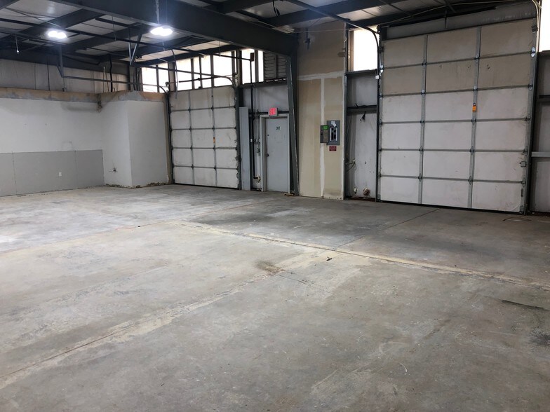 More Photos Of 2800 S Kelly Ave, Edmond Showroom For Lease