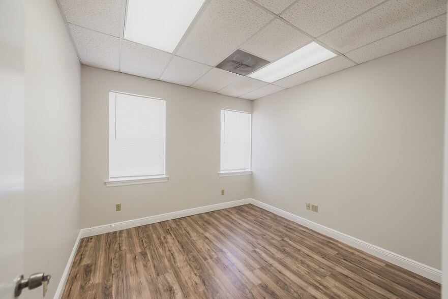 More Photos Of 2002 20th St, Kenner Office For Sale