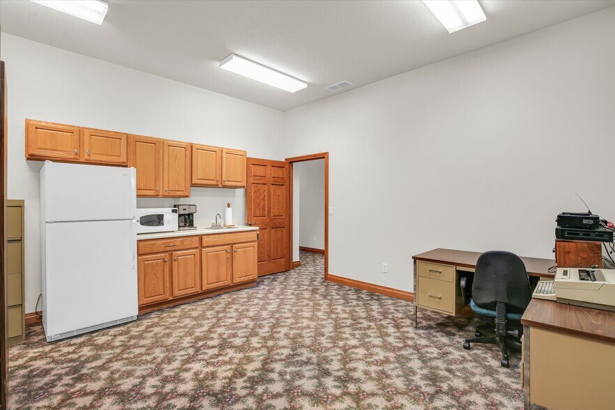 More Photos Of 606 W Oak St, Fairbury Office For Sale
