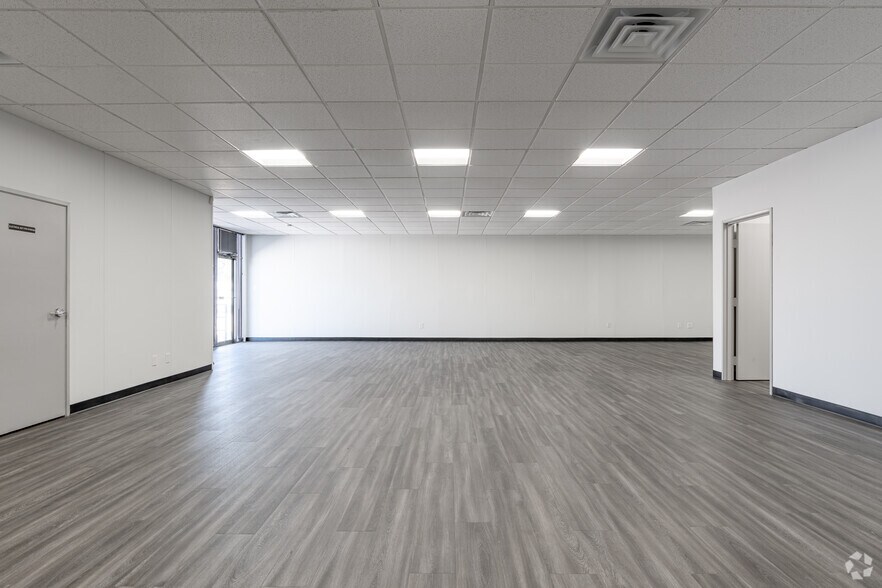 More Photos Of 712-740 W Mockingbird Ln, Dallas Warehouse For Lease