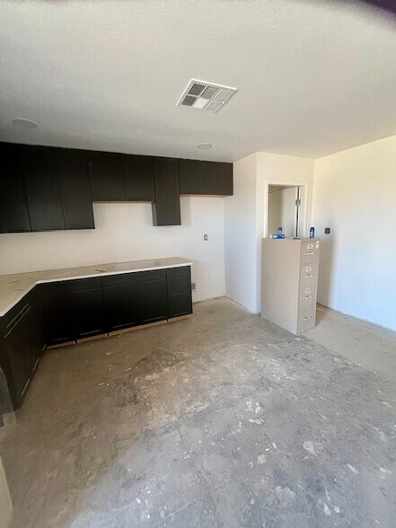 More Photos Of 1270 E Riverside St, Shafter Service For Sale