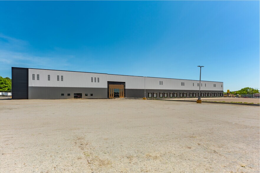 More Photos Of 102 Dolson Ave, Middletown Distribution For Lease