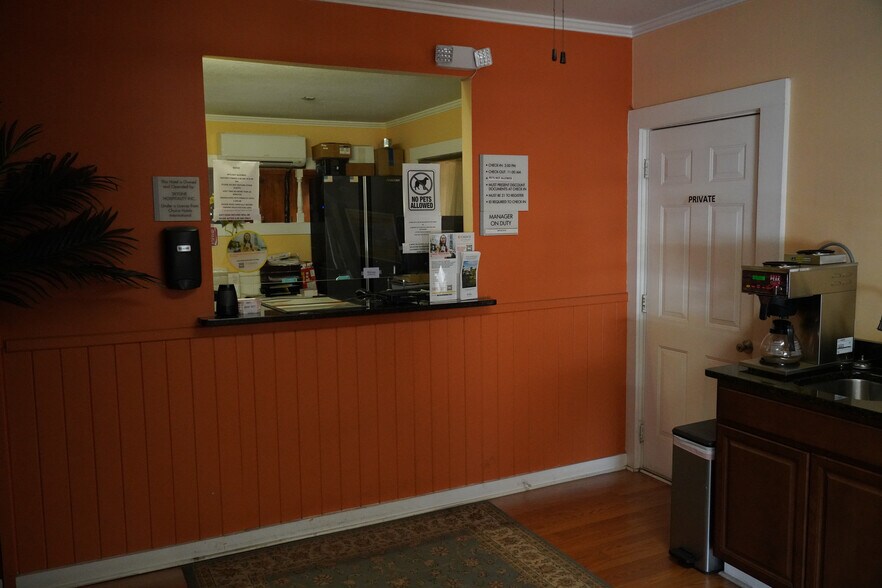 More Photos Of 901 E Main St, Walhalla Hotel For Sale