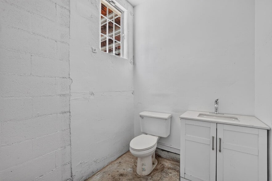 More Photos Of 3930 Broadway, Sacramento Freestanding For Sale
