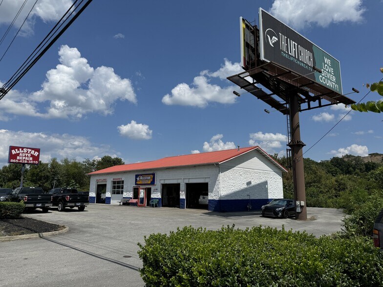 More Photos Of 1403 Parkway, Sevierville General Retail For Sale