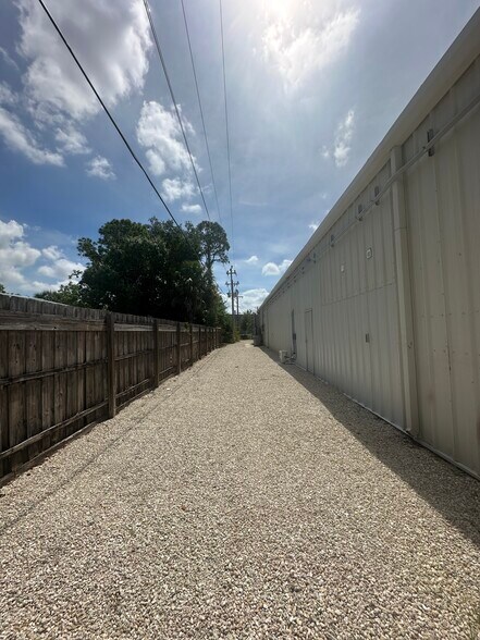 More Photos Of 8910 N Fork Dr, North Fort Myers Warehouse For Lease
