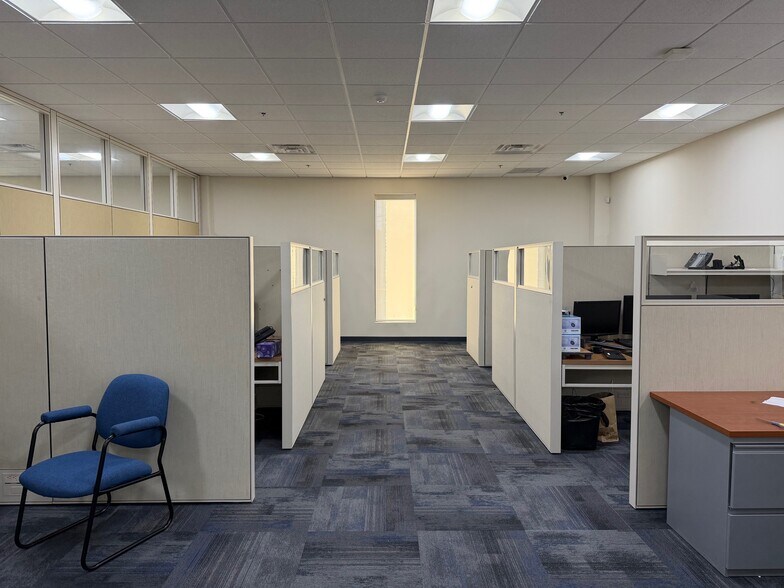 More Photos Of 430 Virginia Dr, Fort Washington Flex For Sale