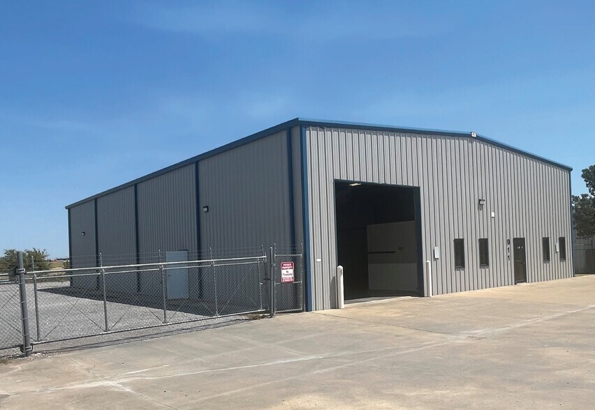 Primary Photo Of 911 SE 35th St, El Reno Warehouse For Sale