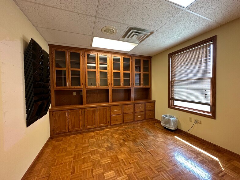 More Photos Of 1355 W Main St, Bellevue Office For Lease