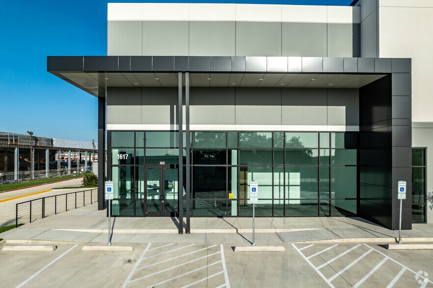 More Photos Of 1617 Kings Rd, Garland Unknown For Lease