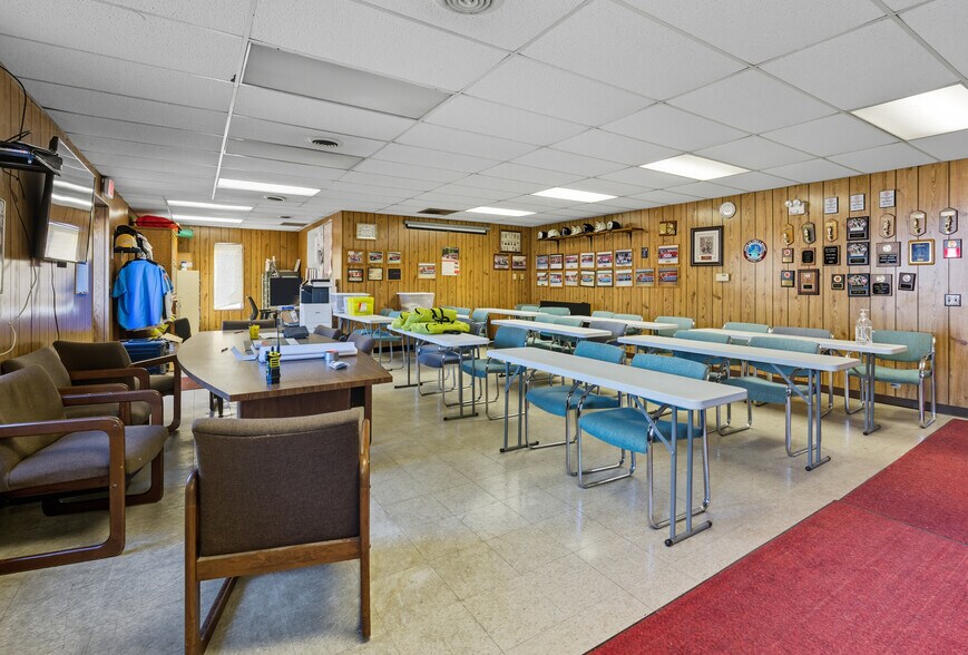 More Photos Of 513 E Saginaw St, Breckenridge Warehouse For Sale