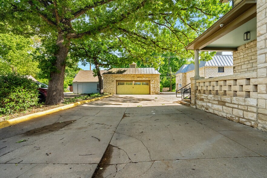 More Photos Of 720 Poyntz Ave, Manhattan Office For Sale