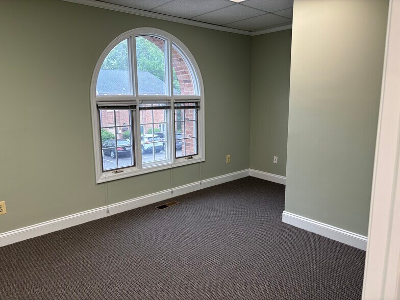 More Photos Of 7002 Evergreen Ct, Annandale Office For Lease