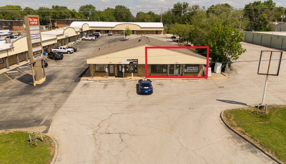 More Photos Of 1305-1331 W 40 Hwy, Blue Springs Unknown For Lease