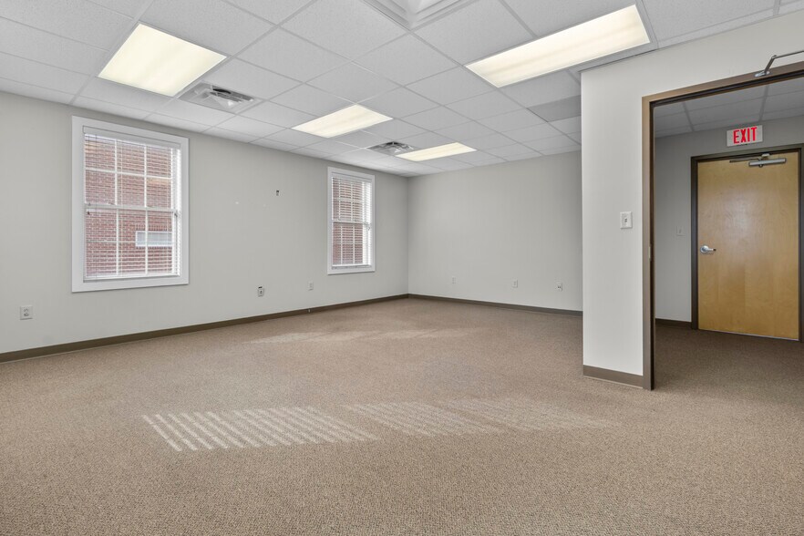 More Photos Of 811 W Main St, Carmel Storefront Retail Office For Lease