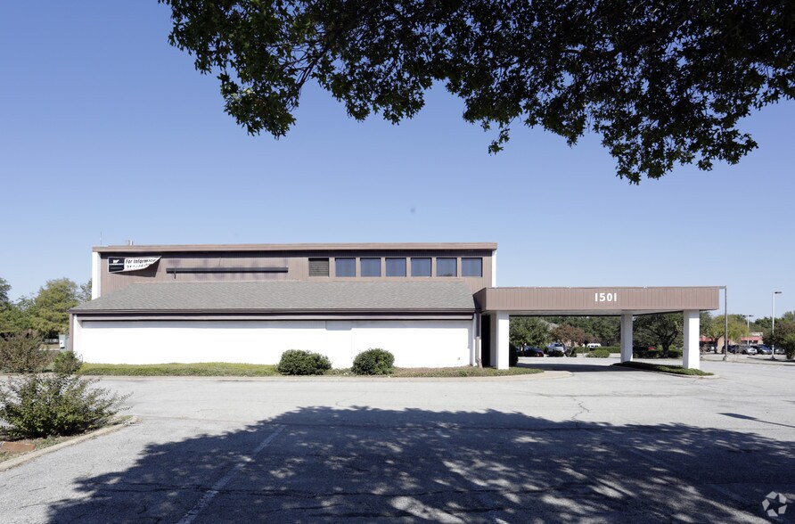 Primary Photo Of 1501 Northwest Hwy, Garland Medical For Sale