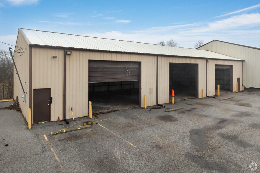 More Photos Of 916 Tonsor Rd, Alton Warehouse For Sale