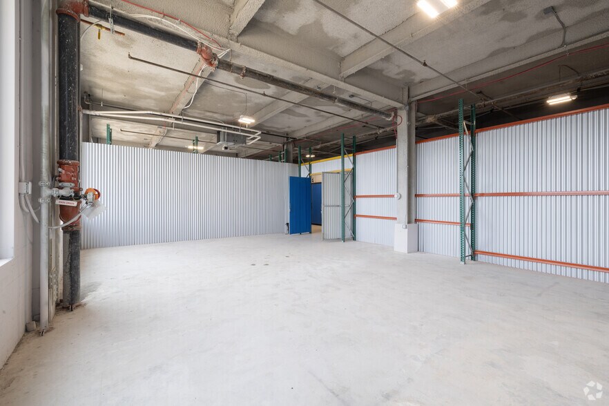 More Photos Of 250 E Sandford Blvd, Mount Vernon Warehouse For Lease