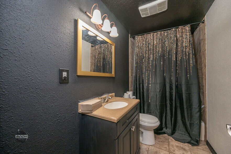 More Photos Of 5320 W Parks Hwy, Wasilla General Retail For Sale
