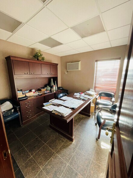 More Photos Of 110 Mineola Ave, Roslyn Heights Light Distribution For Sale