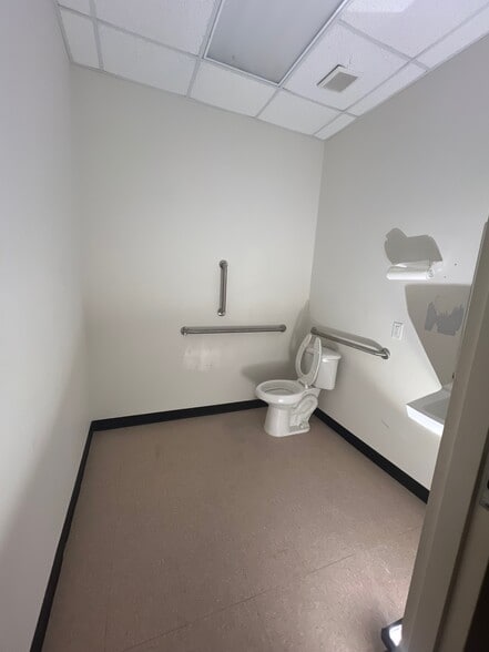 More Photos Of 369 US-13 Blvd, Snow Hill General Retail For Lease