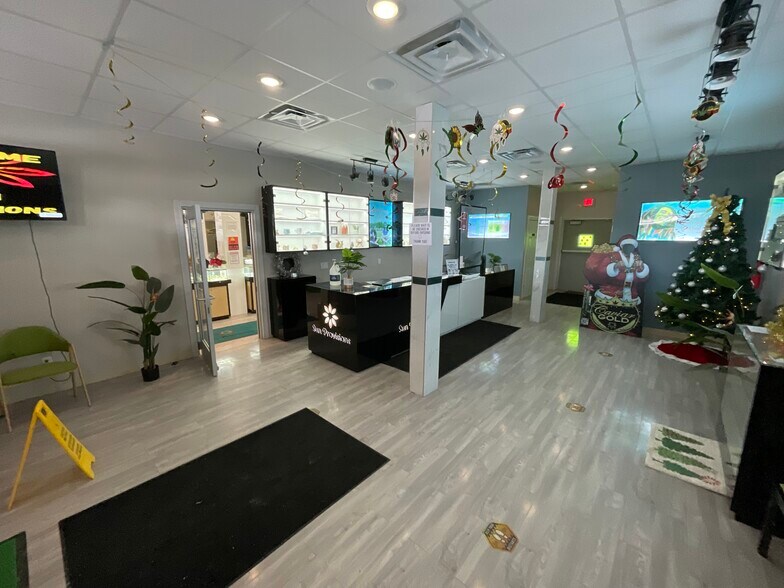 More Photos Of 107 W Delaware, Decatur Freestanding For Sale