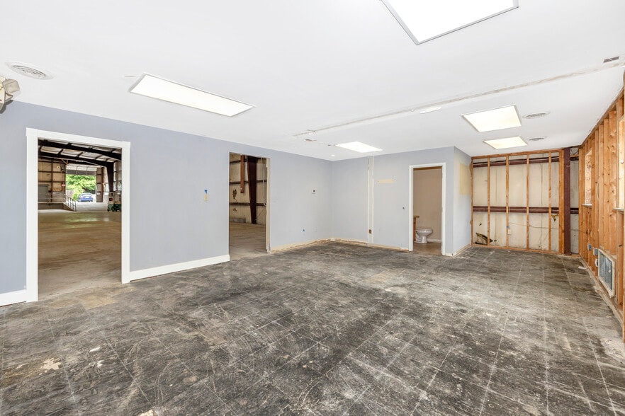 More Photos Of 329 E 2nd St, Frederick Warehouse For Lease