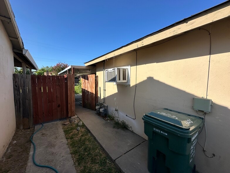 More Photos Of 3620 Elkhorn Blvd, North Highlands Dormitory For Sale