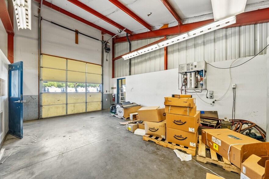 More Photos Of 3976 Crater Lake Ave, Medford Auto Dealership For Lease