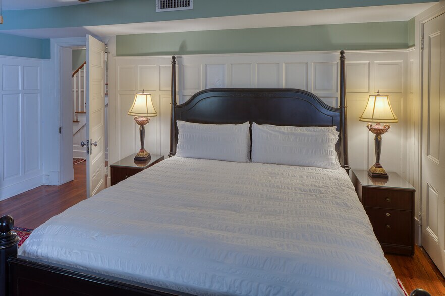 More Photos Of 14 E Taylor St, Savannah Specialty For Sale