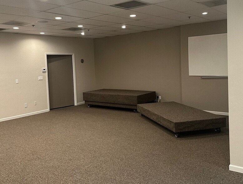 More Photos Of 7950 E Acoma Dr, Scottsdale Research And Development For Lease