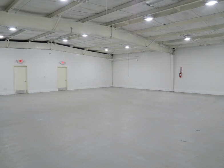 More Photos Of 5830 Star Ln, Houston Light Distribution For Lease