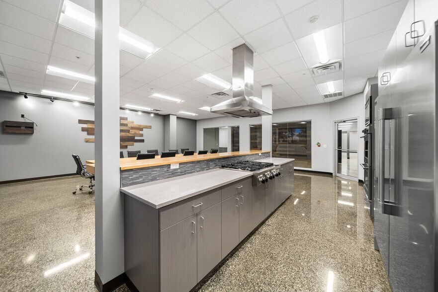 More Photos Of 210 SE 34th St, Bentonville Office For Sale