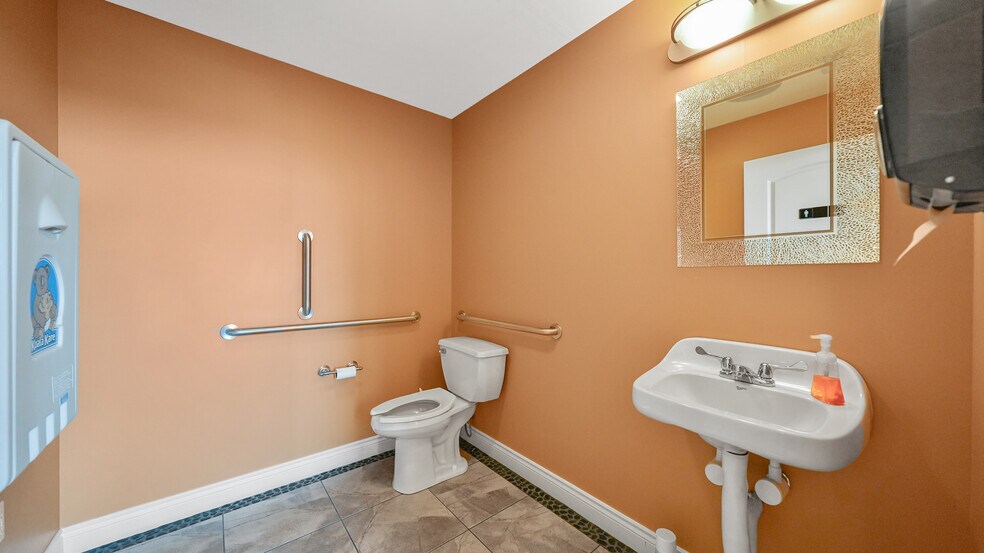 More Photos Of 2265 Bagnell Dam Blvd, Lake Ozark Office For Sale