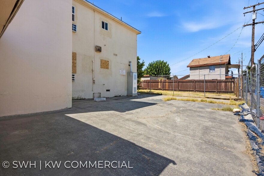 More Photos Of 130 Kern St, Taft Hotel For Sale