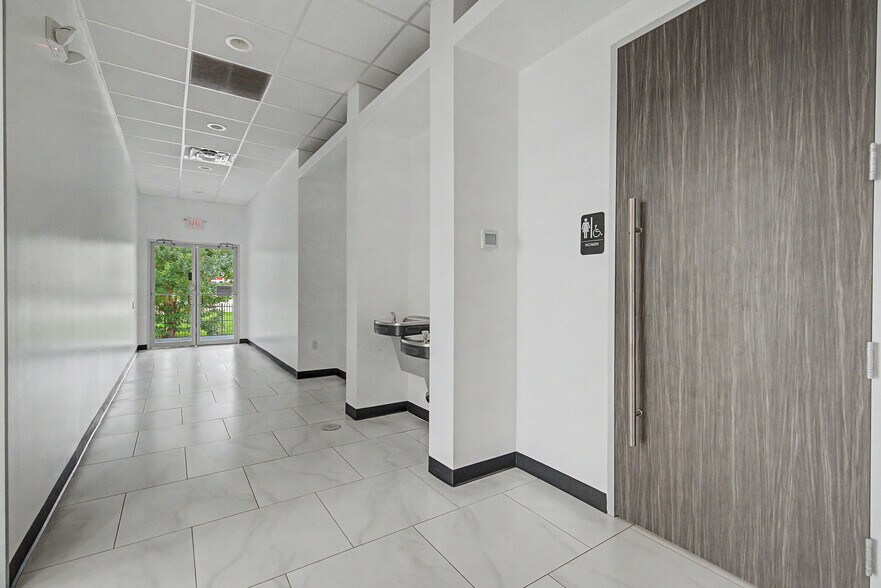 More Photos Of 6915 Antoine Dr, Houston Flex For Lease