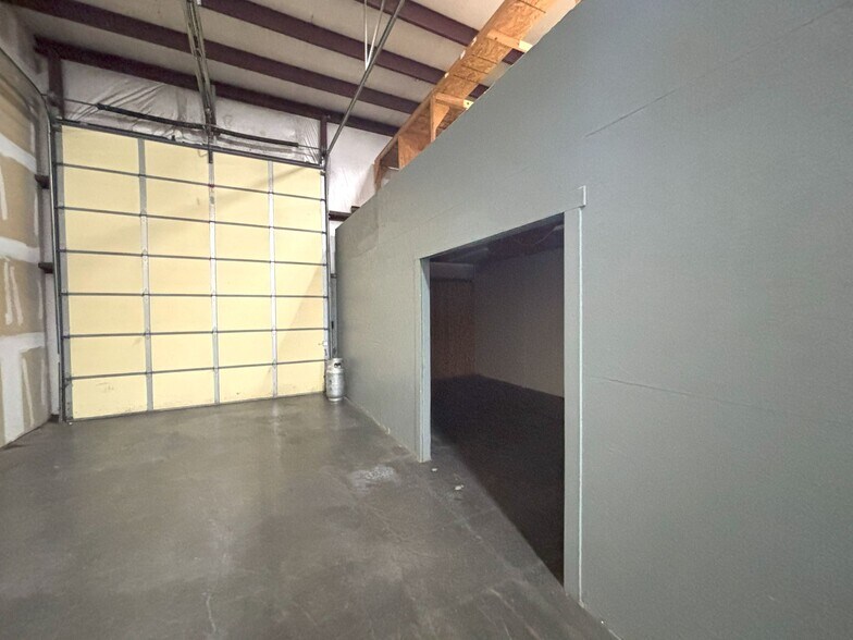 More Photos Of 1035 E 23rd St, Lawrence Warehouse For Lease