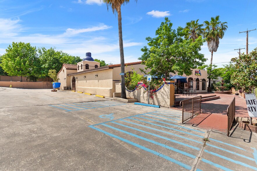 More Photos Of 2121 N Saint Marys St, San Antonio Restaurant For Lease