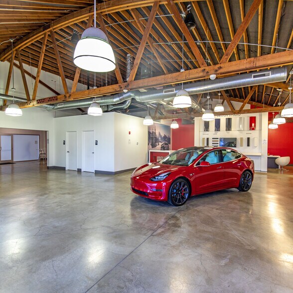 More Photos Of 1053-1055 W Grand Ave, Chicago Auto Dealership For Lease