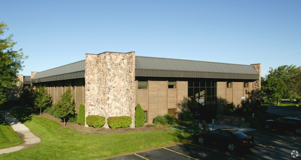 More Photos Of 2525 N 124th St, Brookfield Office For Lease