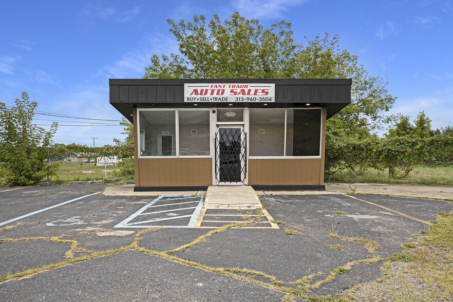 Primary Photo Of 4023 W Pierson Rd, Flint Auto Dealership For Sale