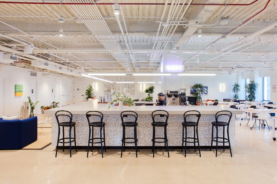 More Photos Of 222 S Riverside Plz, Chicago Coworking Space