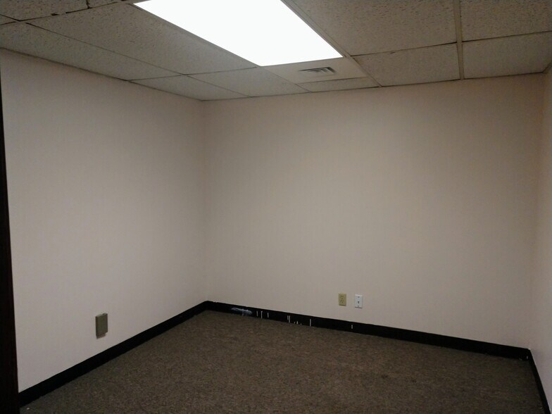 More Photos Of 305 S Greeley St, Stillwater Office For Lease